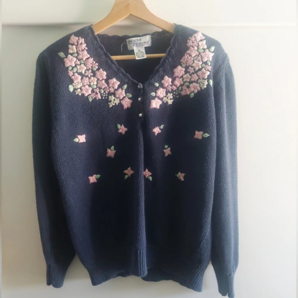 Vintage 80s Cabincore sweater Navy Embroidered Flowers Faux pearl buttons L